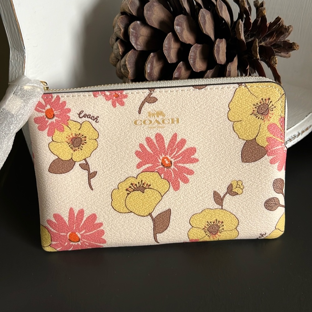 Cute NEW COACH CORNER ZIP WRISTLET